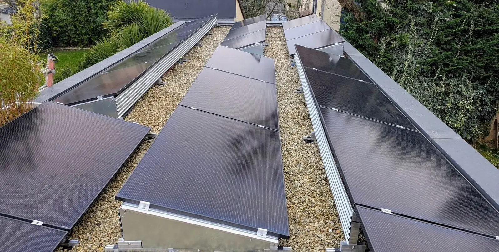 Panneaux solaires installés sur toiture terrasse