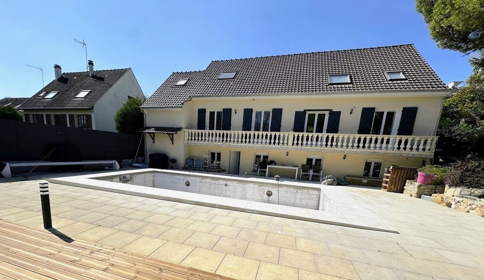 Image d'une de nos réalisations d'une maison avec des panneaux photovoltaïques