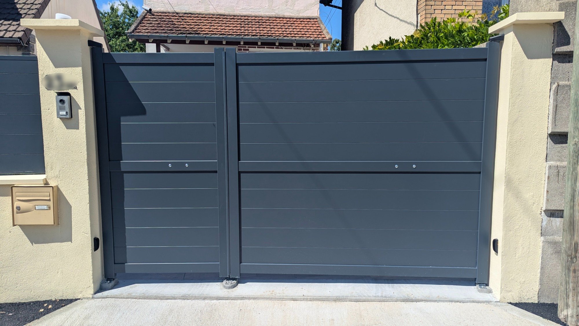 Image d'une de nos réalisations d'une maison avec des panneaux photovoltaïques